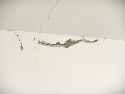 墻面開裂、發(fā)霉怎么辦?